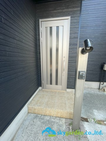 平塚市大神　中古戸建の玄関