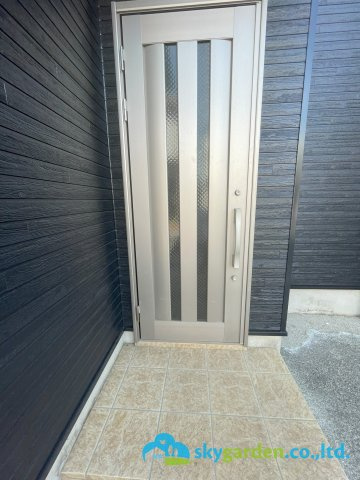 平塚市大神　中古戸建の玄関