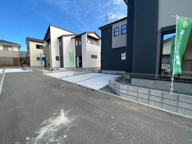 よかタウン／東区若葉6丁目1期／1号棟の前面道路含む現地写真