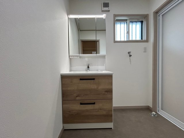 戸建　一宮市今伊勢町宮後　全4区画分譲の独立洗面台|洗面洗髪化粧台です。物件により三面鏡または一面鏡の場合があります。詳しくは担当者までお問合せ下さい。