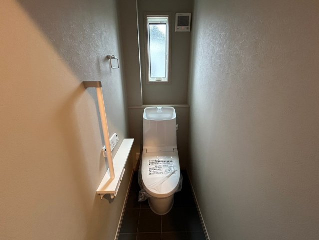 戸建　一宮市今伊勢町宮後　全4区画分譲のトイレ|節水省エネの暖房便座シャワートイレです。お掃除のしやすさを究めたフチなし形状でお手入れ楽々。