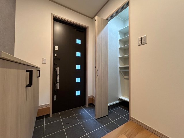 戸建　一宮市今伊勢町宮後　全4区画分譲の玄関|大容量のシューズ収納付きで玄関周りもすっきり！玄関ドアからの光が玄関ホールを明るくしてくれます。