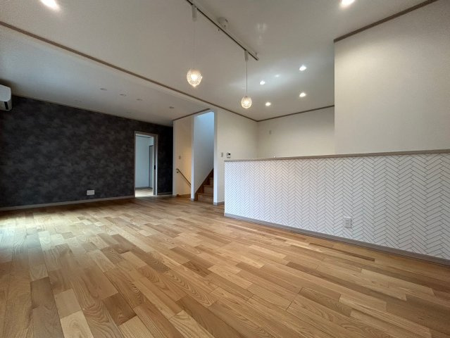 戸建　一宮市今伊勢町宮後　全4区画分譲の居間・リビング|南向きで日当たりもよく大きな窓がリビング全体に光と風を運びます。ご家族でゆとりある暮らしができます。