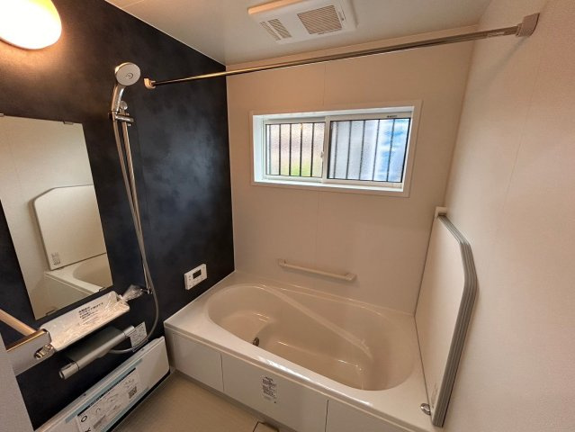 戸建　一宮市今伊勢町宮後　全4区画分譲の浴室|１坪タイプのバリアフリー設計でゆったりとくつろげる浴室・浴槽です。タイル床でカビの発生を抑制します。