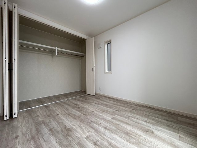 戸建　一宮市今伊勢町宮後　全4区画分譲の寝室|全居室にたっぷり収納できる大型収納を設置。窓ガラスは断熱性能や結露防止効果の高いペアガラスです。