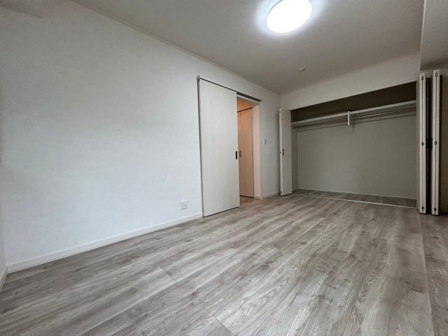 戸建　一宮市今伊勢町宮後　全4区画分譲の洋室|全居室にたっぷり収納できる大型収納を設置。窓ガラスは断熱性能や結露防止効果の高いペアガラスです。