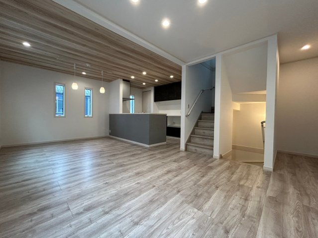 戸建　一宮市今伊勢町宮後　全4区画分譲の居間・リビング|南向きで日当たりもよく大きな窓がリビング全体に光と風を運びます。ご家族でゆとりある暮らしができます。
