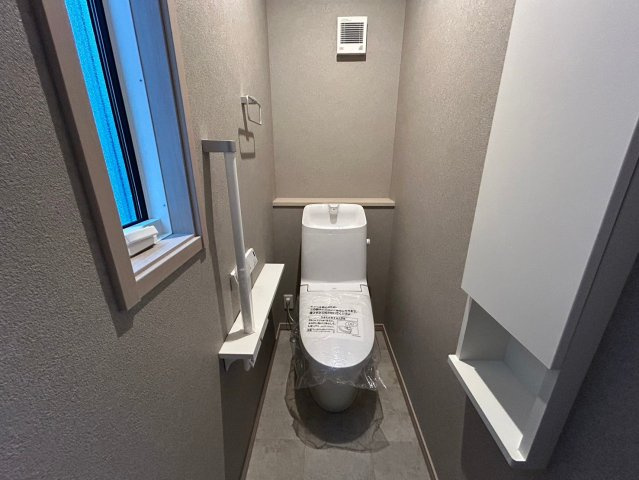 戸建　一宮市今伊勢町宮後　全4区画分譲のトイレ|節水省エネの暖房便座シャワートイレです。お掃除のしやすさを究めたフチなし形状でお手入れ楽々。