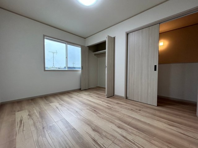 戸建　一宮市今伊勢町宮後　全4区画分譲の寝室|全居室にたっぷり収納できる大型収納を設置。窓ガラスは断熱性能や結露防止効果の高いペアガラスです。