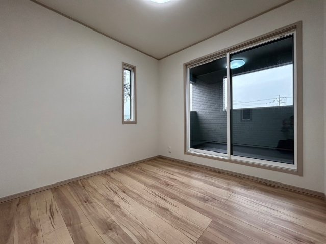 戸建　一宮市今伊勢町宮後　全4区画分譲の洋室|全居室にたっぷり収納できる大型収納を設置。窓ガラスは断熱性能や結露防止効果の高いペアガラスです。