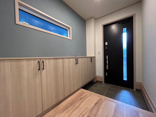 戸建　一宮市今伊勢町宮後　全4区画分譲の玄関|大容量のシューズ収納付きで玄関周りもすっきり！玄関ドアからの光が玄関ホールを明るくしてくれます。