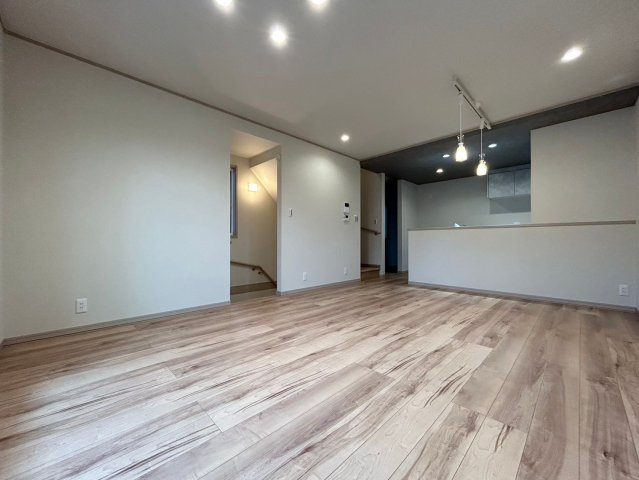 戸建　一宮市今伊勢町宮後　全4区画分譲の居間・リビング|南向きで日当たりもよく大きな窓がリビング全体に光と風を運びます。ご家族でゆとりある暮らしができます。