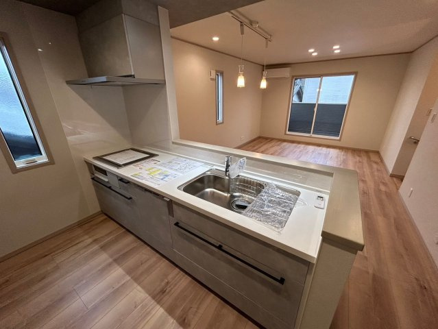 戸建　一宮市今伊勢町宮後　全4区画分譲のキッチン|機能的なシステムキッチンです。収納力に優れた大容量の引出しでキッチン回りがスッキリ片付きます。