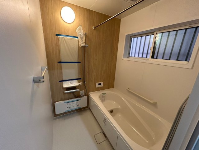 戸建　一宮市今伊勢町宮後　全4区画分譲の浴室|１坪タイプのバリアフリー設計でゆったりとくつろげる浴室・浴槽です。タイル床でカビの発生を抑制します。