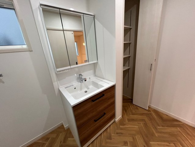 戸建　一宮市今伊勢町宮後　全4区画分譲の独立洗面台|洗面洗髪化粧台です。物件により三面鏡または一面鏡の場合があります。詳しくは担当者までお問合せ下さい。