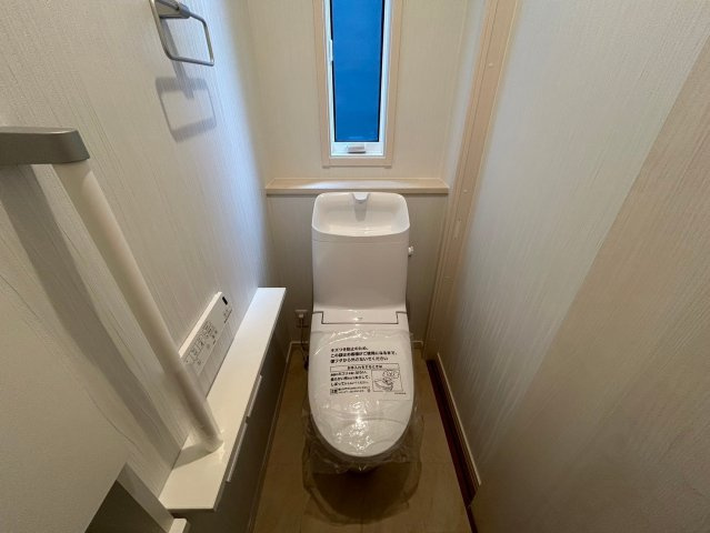 戸建　一宮市今伊勢町宮後　全4区画分譲のトイレ|節水省エネの暖房便座シャワートイレです。お掃除のしやすさを究めたフチなし形状でお手入れ楽々。