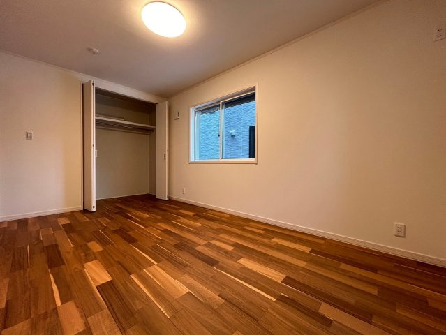 戸建　一宮市今伊勢町宮後　全4区画分譲の寝室|全居室にたっぷり収納できる大型収納を設置。窓ガラスは断熱性能や結露防止効果の高いペアガラスです。