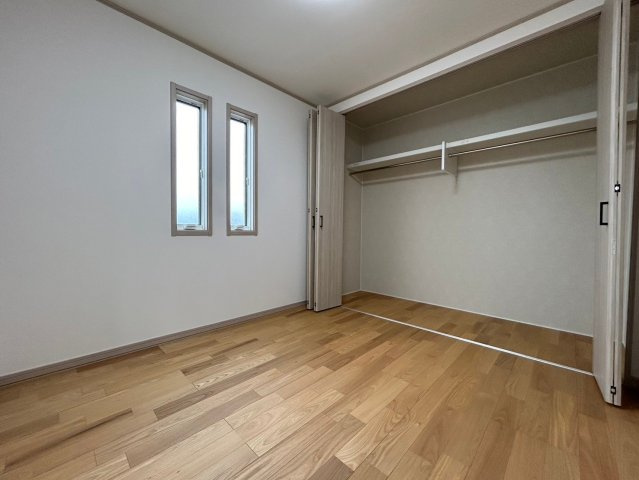 戸建　一宮市今伊勢町宮後　全4区画分譲の洋室|全居室にたっぷり収納できる大型収納を設置。窓ガラスは断熱性能や結露防止効果の高いペアガラスです。