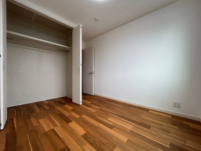 戸建　一宮市今伊勢町宮後　全4区画分譲の洋室|全居室にたっぷり収納できる大型収納を設置。窓ガラスは断熱性能や結露防止効果の高いペアガラスです。