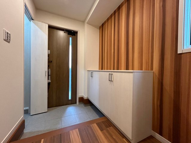 戸建　一宮市今伊勢町宮後　全4区画分譲の玄関|大容量のシューズ収納付きで玄関周りもすっきり！玄関ドアからの光が玄関ホールを明るくしてくれます。