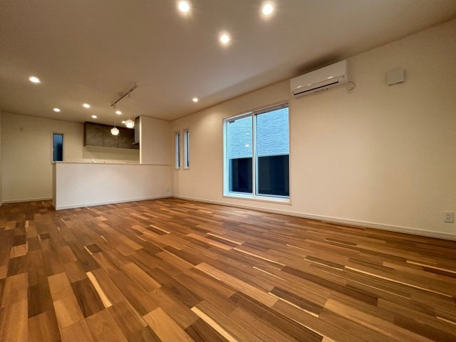 戸建　一宮市今伊勢町宮後　全4区画分譲の居間・リビング|南向きで日当たりもよく大きな窓がリビング全体に光と風を運びます。ご家族でゆとりある暮らしができます。