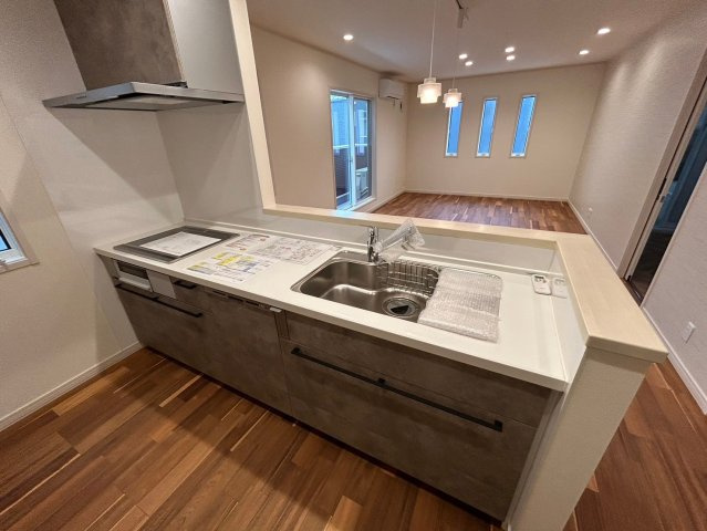 戸建　一宮市今伊勢町宮後　全4区画分譲のキッチン|機能的なシステムキッチンです。収納力に優れた大容量の引出しでキッチン回りがスッキリ片付きます。