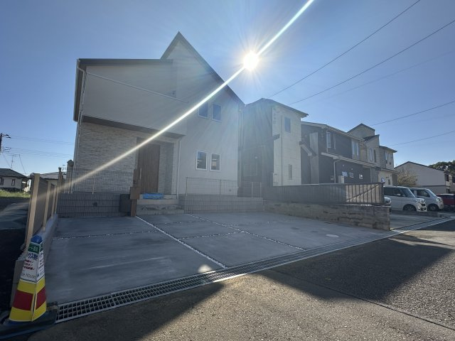 【成約】厚木市鳶尾デザイナーズハウスの前面道路含む現地写真