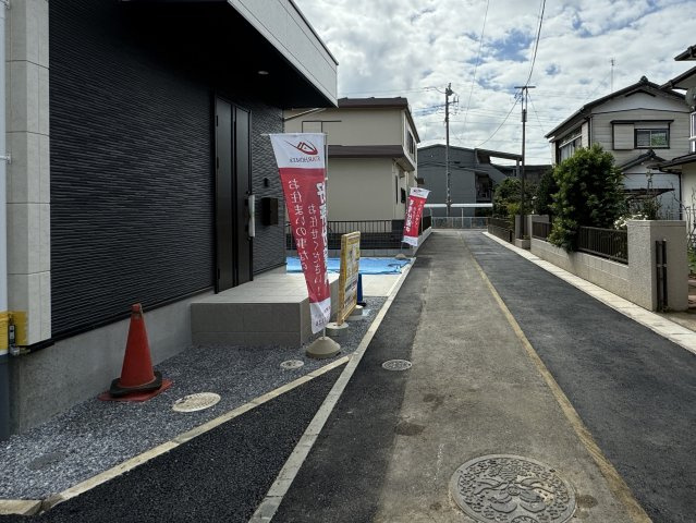 柏市中原２丁目新築戸建【増尾西小学校：6分】の前面道路含む現地写真|西側前面道路