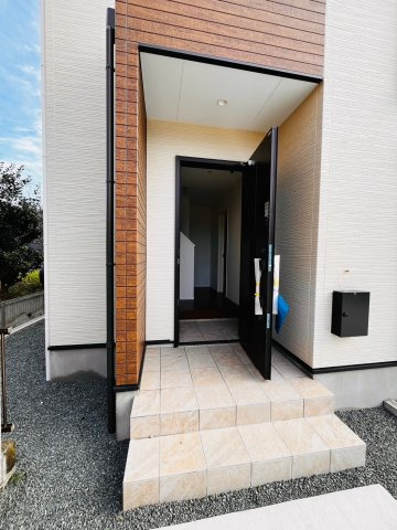 よかタウン／東区若葉6丁目1期／3号棟のエントランス|明るい印象の玄関。雨の日でも濡れずに宅配の荷物が受け取れます。