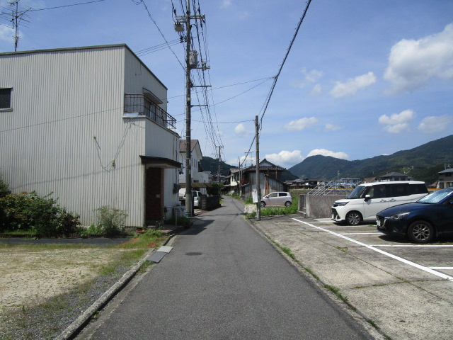 由宇町中央２丁目の前面道路含む現地写真