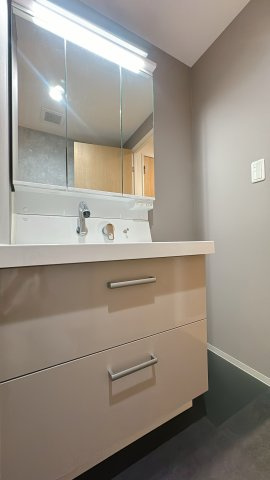 【独立洗面台】 | グリーンマンション野間大池☆仲介手数料無料☆ | 普段から使うスキンケア用品や歯ブラシなどキチンと収まる鏡面収納付き洗面台。