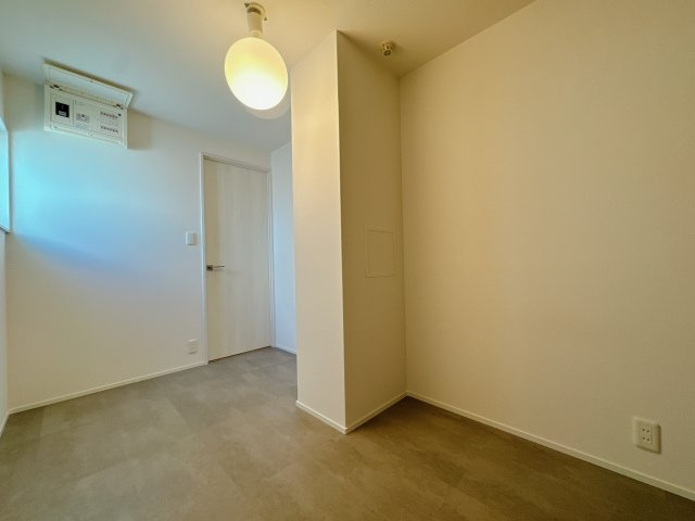 【洋室】 | グリーンマンション野間大池☆仲介手数料無料☆ | 納戸に窓があると定期的に換気できるから、長期の収納にも安心！