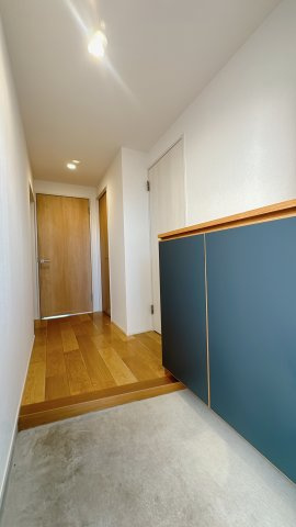 【玄関】 | グリーンマンション野間大池☆仲介手数料無料☆ | 玄関は光沢のある床材で、汚れもとても落としやすい。こういうちょっとした気遣いが長く住むと効いてくるんです。