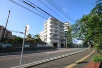 【外観】 | グリーンマンション野間大池☆仲介手数料無料☆ | この青空が指し示す、明るい暮らしの予感。目の前には野間大池公園、バス停も徒歩約1分ととっても便利♪