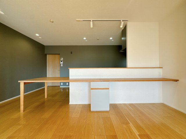 【居間・リビング】 | グリーンマンション野間大池☆仲介手数料無料☆ | 照明は部屋の印象を、じつは家具よりも左右するもの言われています。オシャレな空間にするにはオシャレな照明を、どうぞ家具以上にこだわってみてください♪