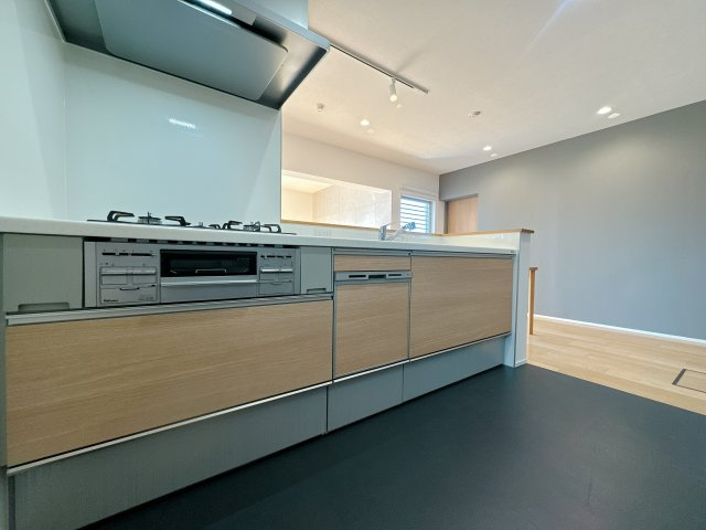 【キッチン】 | グリーンマンション野間大池☆仲介手数料無料☆ | 腕をふるうのに、制限はかけたくない。思い切り料理するなら３口コンロを豪快にガスで！