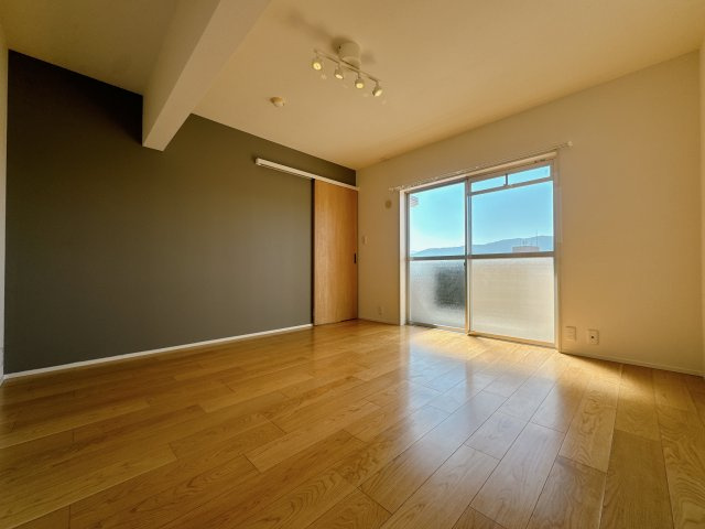 【居間・リビング】 | グリーンマンション野間大池☆仲介手数料無料☆ | ふとのぞく、窓からの景色にホッとする。窓はときに、いろんな表情をみせます。