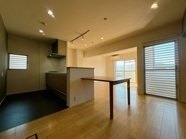 【居間・リビング】 | グリーンマンション野間大池☆仲介手数料無料☆ | 笑い声だったり、楽し気なコミュニケーションって空間が大きく影響する。この空間はそいういうの生みそうじゃないですか？