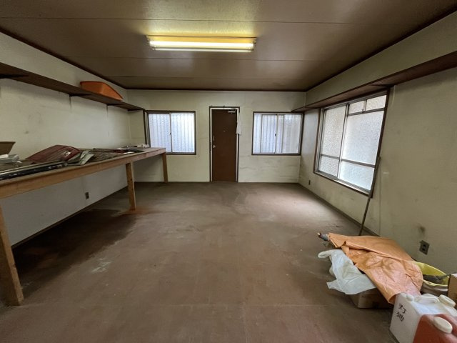1階奥部屋の倉庫部分。土間になっております。