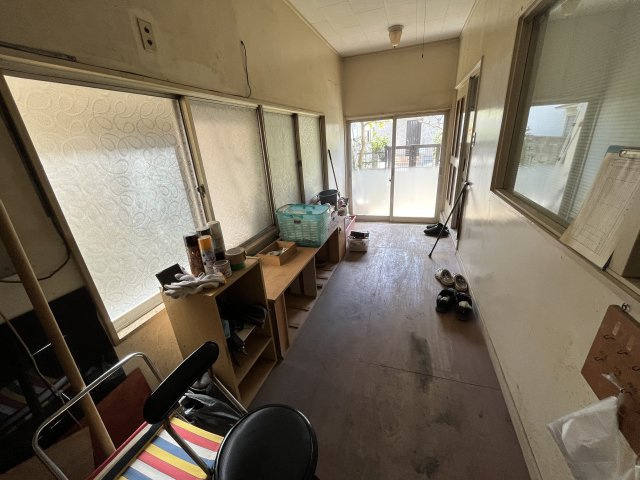 玄関から倉庫までにアプローチになります。