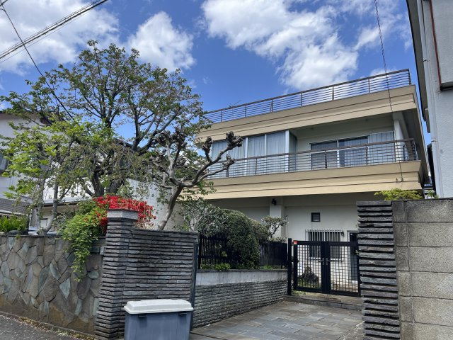 土地面積：240.39㎡　建物面積：182.08㎡ 　閑静な住宅地に佇む邸宅。４ｍの道路に接道しておりますので、日当たりは確保できそうですね。