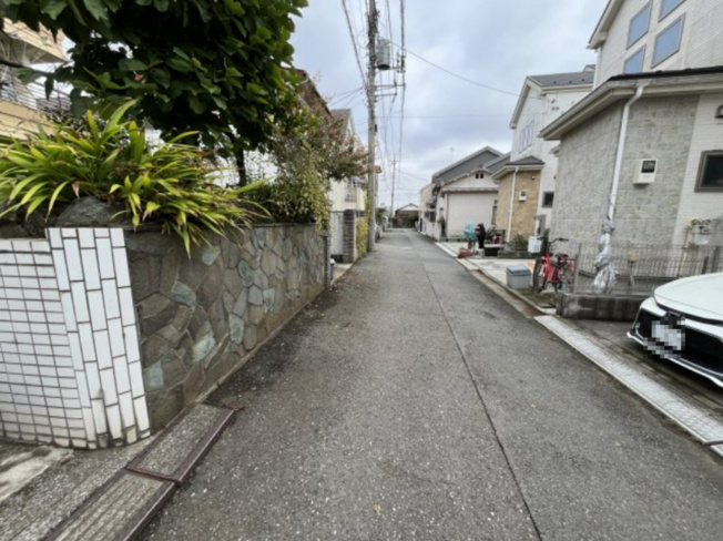 前面道路はさほど人通りが多くない為、静かな環境です。