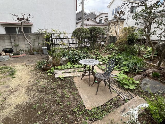 広いお庭もあります。家庭菜園や、お茶を楽しむスペースなど、様々な用途に利用できます。