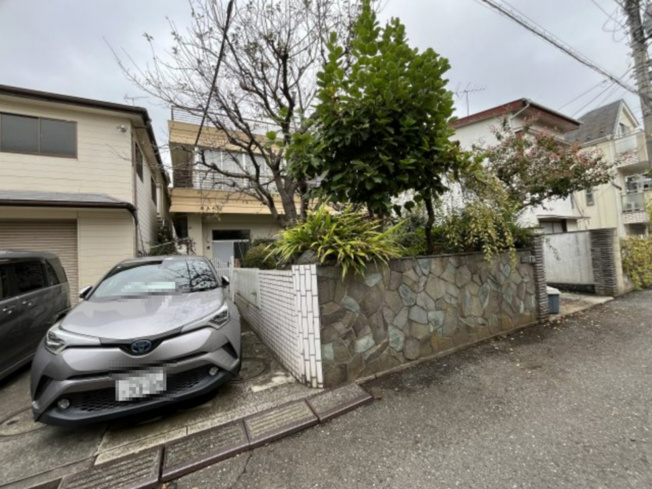 石垣の裏が庭部分です。