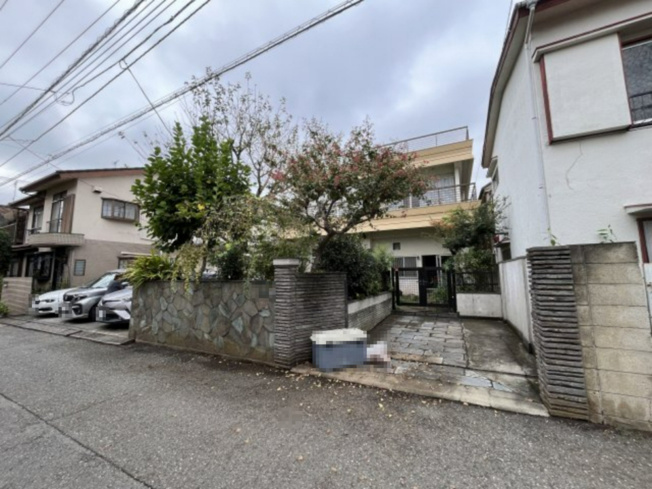 建物までは道路から奥まっている為、プライベートが保てます。