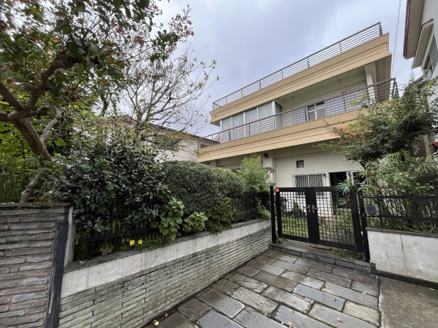 門を備えた重厚感のある外観です。