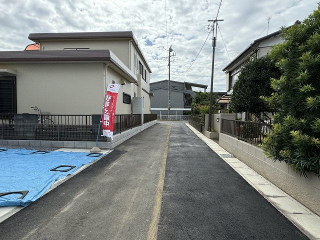 柏市中原２丁目新築戸建【増尾西小学校：6分】の前面道路含む現地写真|西側前面道路