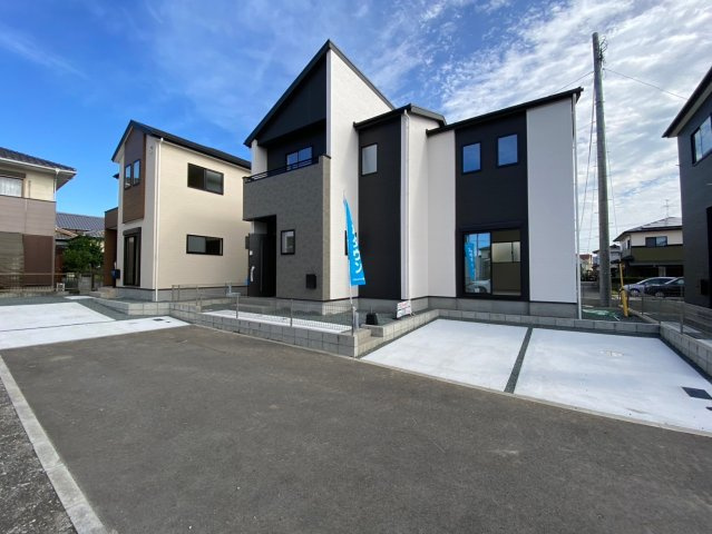 よかタウン／東区若葉6丁目1期／2号棟の前面道路含む現地写真|ゆとりのある前面道路。