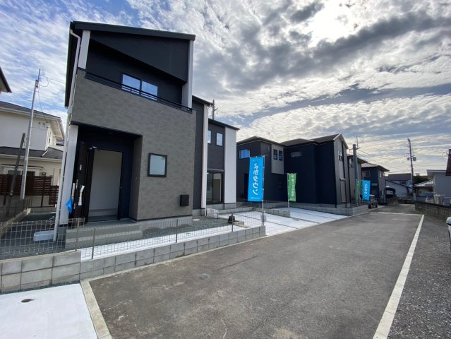 よかタウン／東区若葉6丁目1期／2号棟の外観|共有地も含めると前面道路には余裕が感じられます。