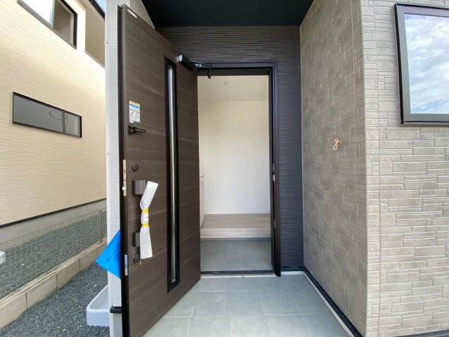 よかタウン／東区若葉6丁目1期／2号棟のエントランス|開放感のある玄関。雨の日でも濡れずに宅配の荷物が受け取れます。